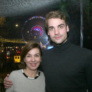 Carole Amiel avec son fils Valentin Livi (fils d'Yves Montand) lors de l'hommage à Yves Montand '' 25 ans déjà'' à la Grande Roue place de la Concorde à Paris, le 11 novembre 2016. © JLPPA/Bestimage