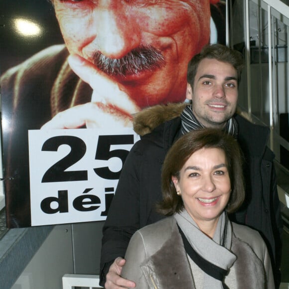Carole Amiel avec son fils Valentin Livi (fils d'Yves Montand) lors de l'hommage à Yves Montand '' 25 ans déjà'' à la Grande Roue place de la Concorde à Paris, le 11 novembre 2016. © JLPPA/Bestimage