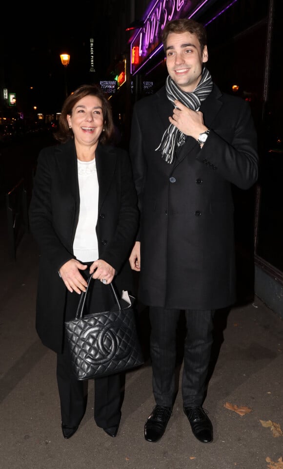 Carole Amiel avec son fils Valentin Livi (fils d'Yves Montand) - Arrivée des people au 60ème anniversaire de Louis-Michel Colla au théatre de la Gaîté-Montparnasse à Paris le 8 novembre 2016. 
