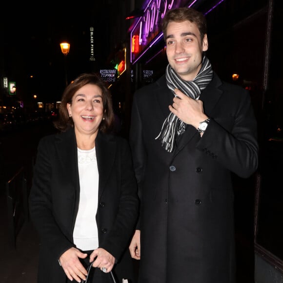 Carole Amiel avec son fils Valentin Livi (fils d'Yves Montand) - Arrivée des people au 60ème anniversaire de Louis-Michel Colla au théatre de la Gaîté-Montparnasse à Paris le 8 novembre 2016. 