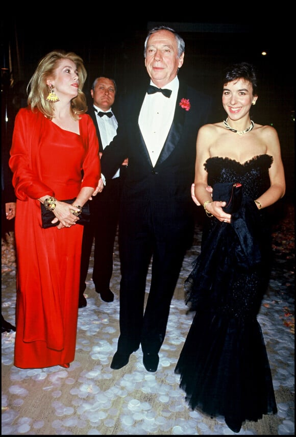 ARCHIVES - Yves Montand, président du jury au Festival de Cannes, avec Catherine Deneuve et sa femme, Carole Amiel.