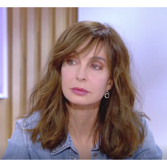 Anne Parillaud se confie sur sa relation avec Alain Delon, alors qu'elle n'avait que 20 ans, sur le plateau de "C à Vous".