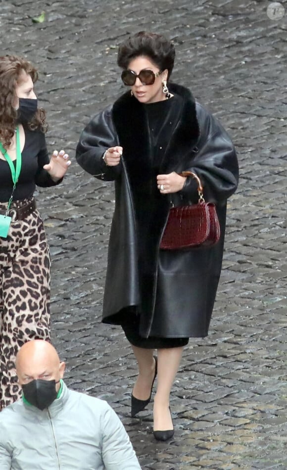 Lady Gaga (Patrizia Reggiani) sur le tournage d'une scène du film "Gucci" à Rome, Italie, le 16 avril 2021.  Lady Gaga who plays the 'Black Widow' Patrizia Reggiani is spotted on set from the new Ridley Scott movie "House of Gucci" out in Rome, Italy.