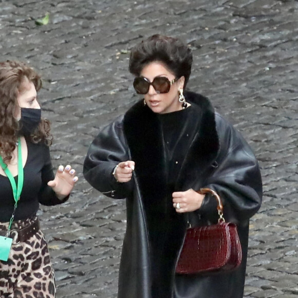 Lady Gaga (Patrizia Reggiani) sur le tournage d'une scène du film "Gucci" à Rome, Italie, le 16 avril 2021.  Lady Gaga who plays the 'Black Widow' Patrizia Reggiani is spotted on set from the new Ridley Scott movie "House of Gucci" out in Rome, Italy.