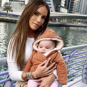 Manon Marsault avec sa fille Angelina, janvier 2021