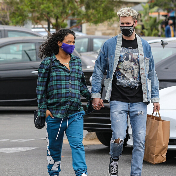 Exclusif - Matt Pokora et sa femme Christina Milian, enceinte, sont allés déjeuner au "Farmer's market" de Los Angeles, le 22 avril 2021. Le couple, déjà parents d'un garçon d'un an prénommé Isaiah, quittent les lieux main dans la main.