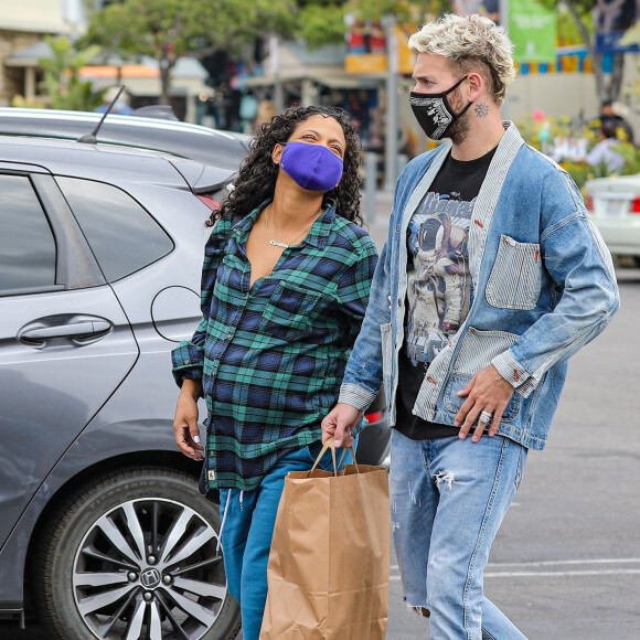 Exclusif - Matt Pokora et sa femme Christina Milian, enceinte, sont allés déjeuner au "Farmer's market" de Los Angeles, le 22 avril 2021. Le couple, déjà parents d'un garçon d'un an prénommé Isaiah, quittent les lieux main dans la main.