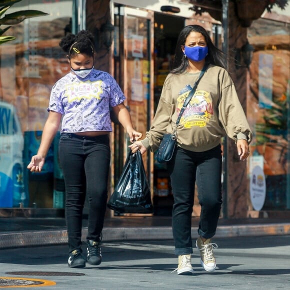 Exclusif - Christina Milian, enceinte et accompagnée de sa fille Violet, fait le plein d'essence dans une station service de Los Angeles, le 15 avril 2021.