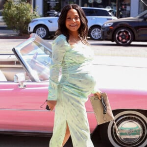 Christina Milian, enceinte, fait la promotion de sa marque "Beignet Box" lors d'une séance photo à Los Angeles le 10 avril 2021. 