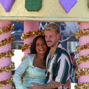 Christina Milian, enceinte, et son compagnon M Pokora (Matt) font la promotion de la marque "Beignet Box" de Christina sur un char lors d'une parade à Los Angeles le 10 avril 2021. 