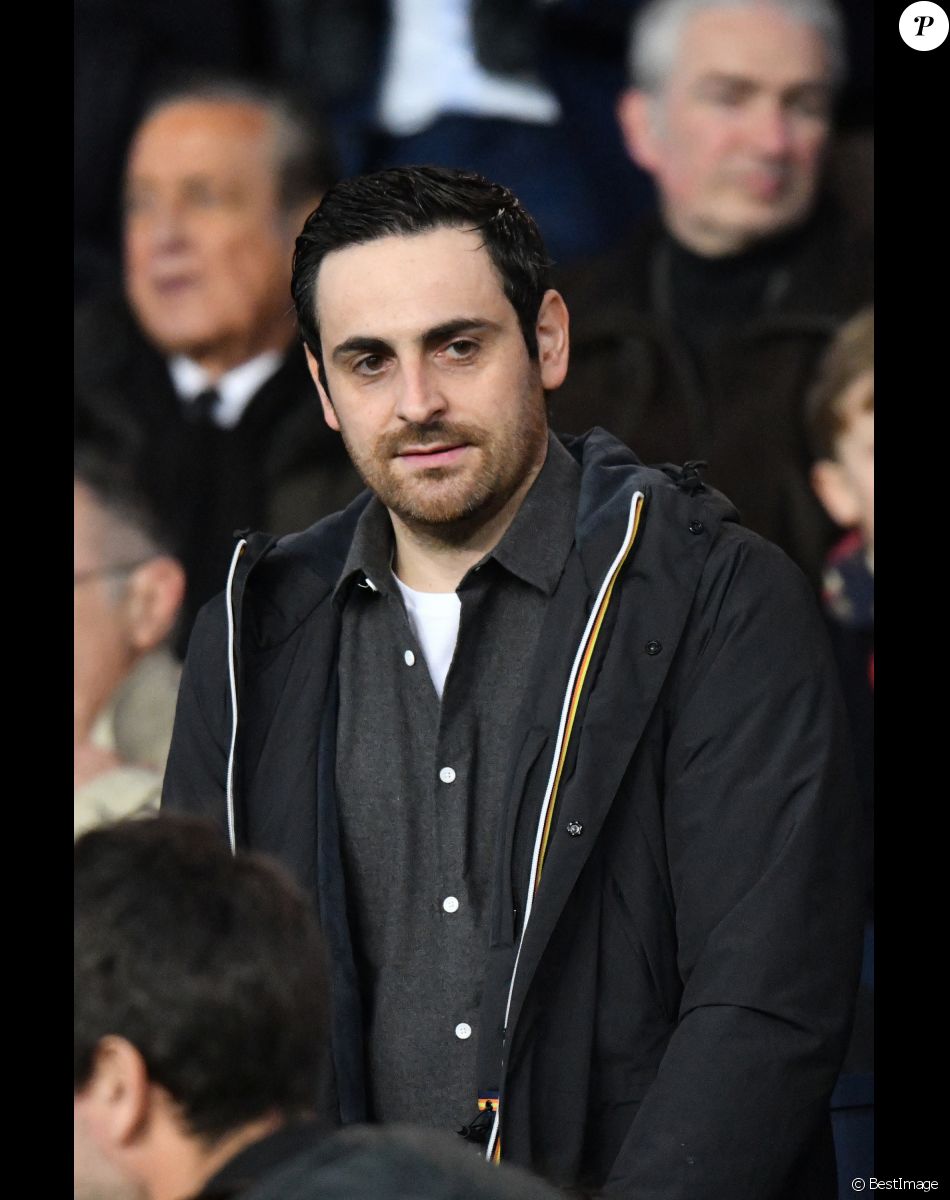 Camille Combal dans les tribunes du parc des Princes lors du match de football de ligue 1, opposant le Paris Saint-Germain (PSG) contre l'Olympique de Marseille (OM) à Paris, France, le 17 mars 2019. Le PSG a gagné 3-1.