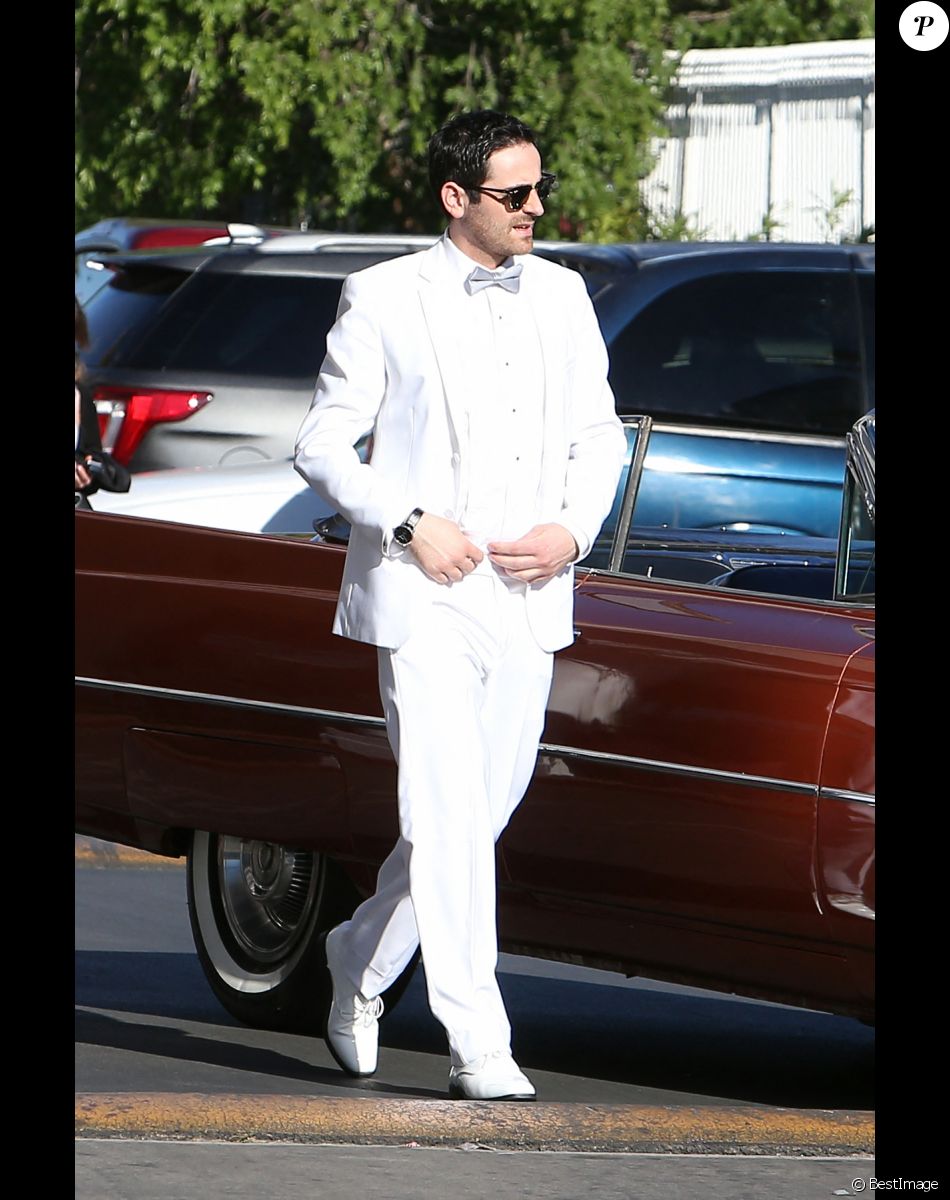Exclusif - Jour 3 - Arrivée de Camille Combal, en costume de marié, à la Little white wedding chapel à Las Vegas le 2 avril 2016.