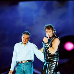 Archives - Johnny Hallyday sur scène en duo avec Michel Sardou en concert au Parc des Princes. 1993.