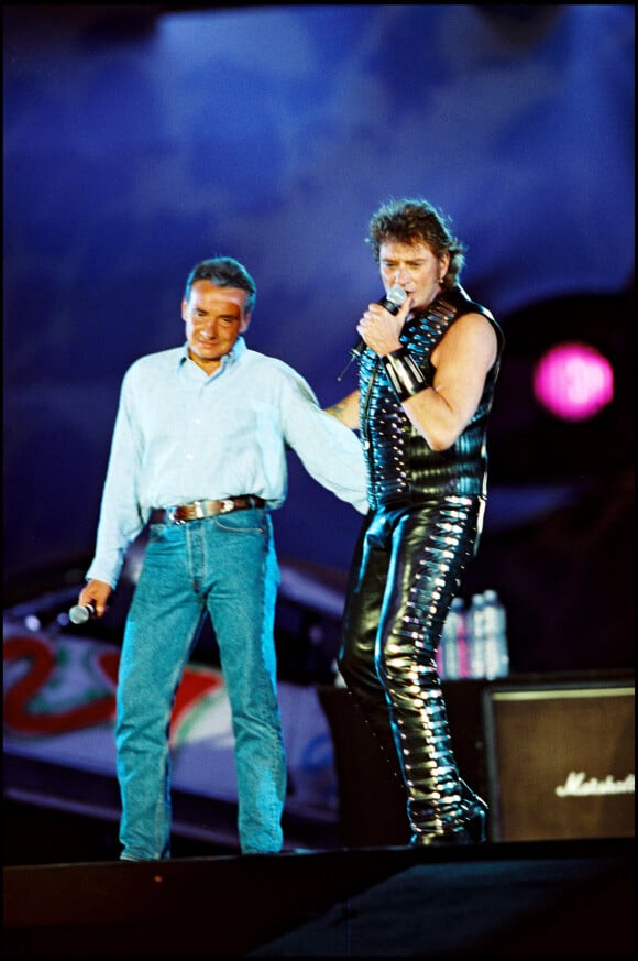Archives - Johnny Hallyday sur scène en duo avec Michel Sardou en concert au Parc des Princes. 1993.