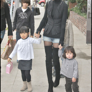 Laeticia Hallyday accompagnée de ses filles Jade et Joy à Los Angeles.