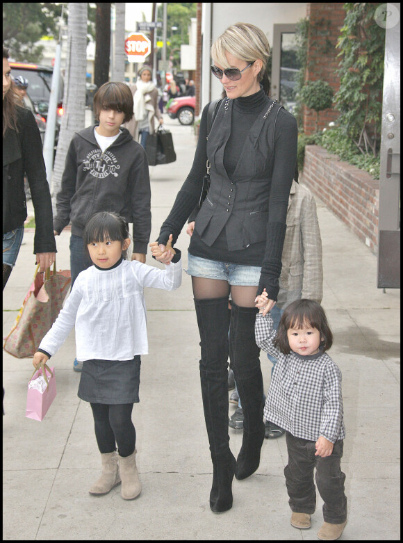 Laeticia Hallyday accompagnée de ses filles Jade et Joy à Los Angeles.