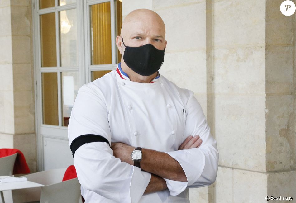 Le grand chef Bordelais et présentateur TV Philippe Etchebest organise un concert de casseroles devant son restaurant Bordelais "Le 4ème Mur" avec son équipe afin de soutenir l'ouverture des restaurants pendant la crise liée à l'épidémie de Coronavirus (COVID-19), le 2 Octobre 2020 à Bordeaux.