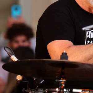 Le grand chef et animateur TV Philippe Etchebest donne un concert avec son groupe de Rock "Chef and the Gang" à l'occasion de la Fête de la Musique à Bordeaux, le 21 Juin 2019. Philippe Etchebest et son groupe jouaient devant le restaurant "Le Quatrième Mur" face à l'Opéra de Bordeaux. © Patrick Bernard / Bestimage