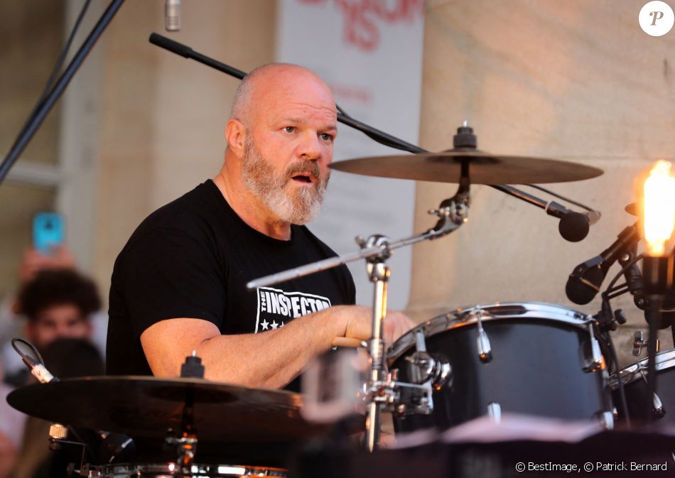 Le grand chef et animateur TV Philippe Etchebest donne un concert avec son groupe de Rock "Chef and the Gang" à l'occasion de la Fête de la Musique à Bordeaux, le 21 Juin 2019. Philippe Etchebest et son groupe jouaient devant le restaurant "Le Quatrième Mur" face à l'Opéra de Bordeaux. © Patrick Bernard / Bestimage