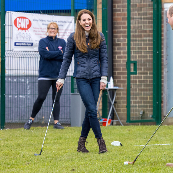 Le prince William, duc de Cambridge, et Catherine (Kate) Middleton, duchesse de Cambridge lors d'une visite au projet "Cheesy Waffles" au centre Belmont Community à Durham, Royaume Uni, le 27 avril 2021.