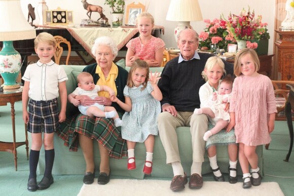 Portrait de famille de la reine Elizabeth et du prince Philip avec leurs arrières-petits-enfants au château de Balmoral, en 2018. Kate Middleton a réalisé cette photo.