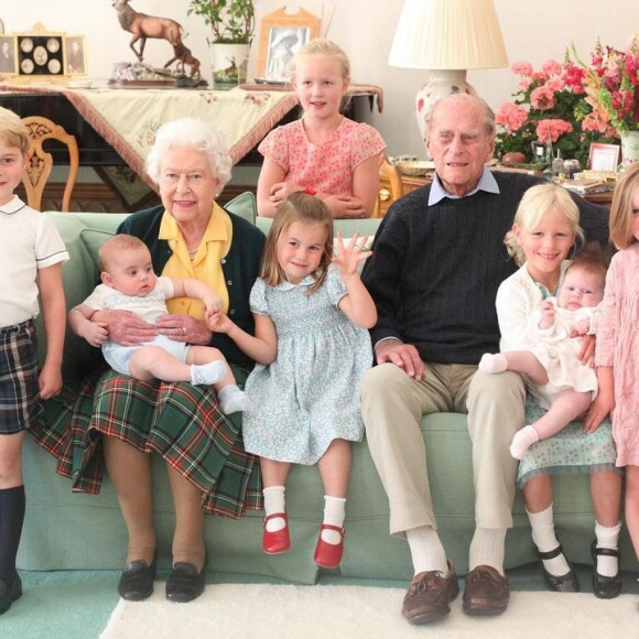 Portrait de famille de la reine Elizabeth et du prince Philip avec leurs arrières-petits-enfants au château de Balmoral, en 2018. Kate Middleton a réalisé cette photo.