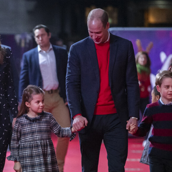 Le prince William, duc de Cambridge, et Catherine (Kate) Middleton, duchesse de Cambridge, avec leurs enfants le prince George, la princesse Charlotte et le prince Louis ont assisté à un spectacle donné en l'honneur des personnes qui ont été mobilisées pendant la pandémie au Palladium à Londres, Royaume Uni, le 11 décembre 2020.