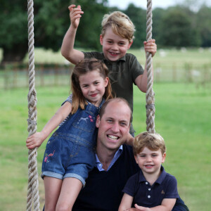 Le prince William, duc de Cambridge, à l'occasion de ses 38 ans et de la fête des Pères en compagnie de ses enfants le prince George, la princesse Charlotte et le prince Louis à Londres, Royaume Uni. Photo réalisée par Kate Middleton.