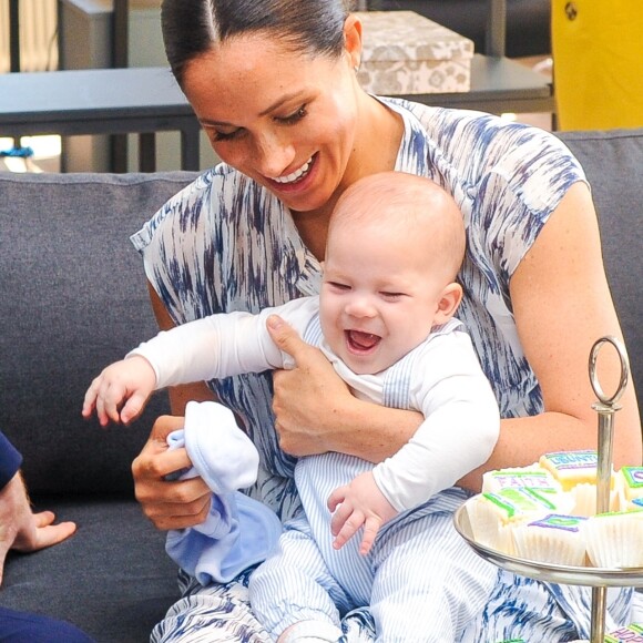 Le prince Harry et Meghan Markle présentent leur fils Archie à Desmond Tutu à Cape Town, Afrique du Sud le 25 septembre 2019.