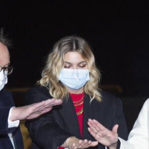 La Chanteuse Louane aux cotes de Anne Hidalgo et de Jean Noel Reinhardt - President du Comite des Champs-Elyséess - La chanteuse Louane lors de la cérémonie d'illumination des Champs Elysées à Paris le 22 novembre 2020. Louane Emera est la marraine de la 40ème cérémonie d'illumination des champs Elysées. © JB Autissier / Panoramic / Bestimage