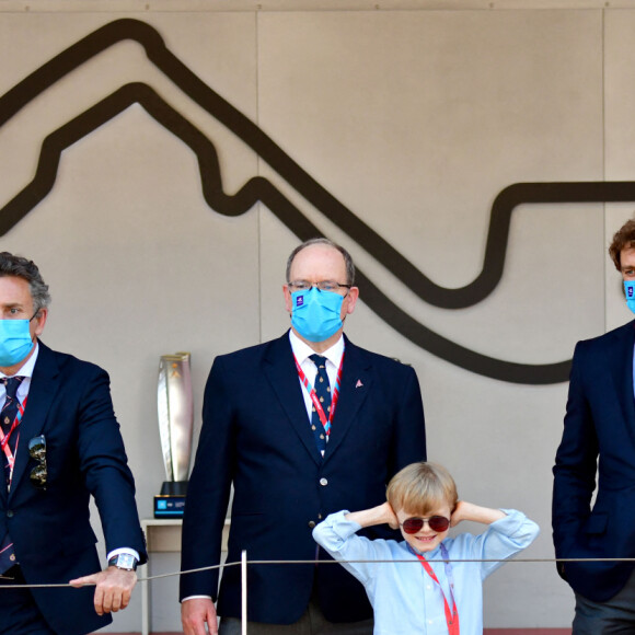 Alejandro Agag, patron de la formule E, le prince Albert II de Monaco, le prince Jacques, la princesse Gabriella, Pierre Casiraghi - Le prince Albert II de Monaco et ses enfants sur le podium du E-Prix De Monaco 2021 le 8 mai 2021 © Bruno Bebert / Bestimage