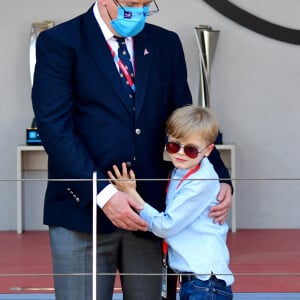 Le prince Albert II de Monaco, le prince Jacques - Le prince Albert II et ses enfants au départ de la 4ème édition du E-Prix De Monaco 2021 le 8 mai 2021. © Bruno Bebert / Bestimage