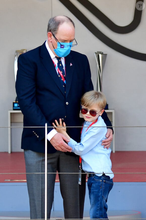 Le prince Albert II de Monaco, le prince Jacques - Le prince Albert II et ses enfants au départ de la 4ème édition du E-Prix De Monaco 2021 le 8 mai 2021. © Bruno Bebert / Bestimage