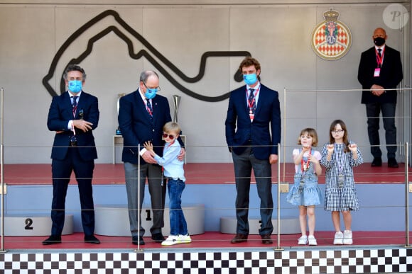 Kaia Rose Wittstock - Alejandro Agag, patron de la formule E, le prince Albert II, le prince Jacques, la princesse Gabriella, Pierre Casiraghi - Le prince Albert II et ses enfants au départ de la 4ème édition du E-Prix De Monaco 2021 le 8 mai 2021. © Bruno Bebert / Bestimage