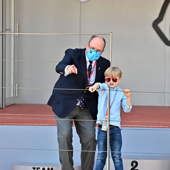 Le prince Albert II de Monaco, le prince héréditaire Jacques - Les enfants du prince Albert II de Monaco assistent au E-Prix De Monaco 2021 depuis le podium le 8 mai 2021 © Bruno Bebert / Bestimage