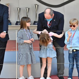 Le prince Albert II de Monaco, la princesse Gabriella, le prince héréditaire Jacques, Kaia Rose Wittstock - Les enfants du prince Albert II de Monaco assistent au E-Prix De Monaco 2021 depuis le podium le 8 mai 2021 © Bruno Bebert / Bestimage