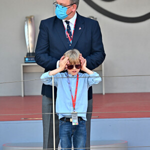Le prince Albert II de Monaco, le prince héréditaire Jacques - Les enfants du prince Albert II de Monaco assistent au E-Prix De Monaco 2021 depuis le podium le 8 mai 2021 © Bruno Bebert / Bestimage