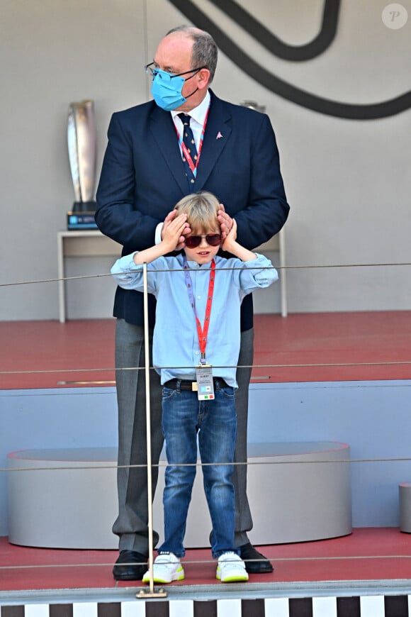 Le prince Albert II de Monaco, le prince héréditaire Jacques - Les enfants du prince Albert II de Monaco assistent au E-Prix De Monaco 2021 depuis le podium le 8 mai 2021 © Bruno Bebert / Bestimage