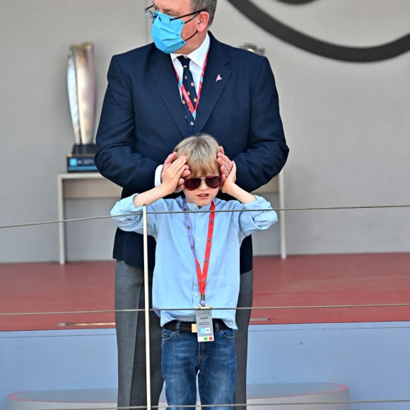 Le prince Albert II de Monaco, le prince héréditaire Jacques - Les enfants du prince Albert II de Monaco assistent au E-Prix De Monaco 2021 depuis le podium le 8 mai 2021 © Bruno Bebert / Bestimage