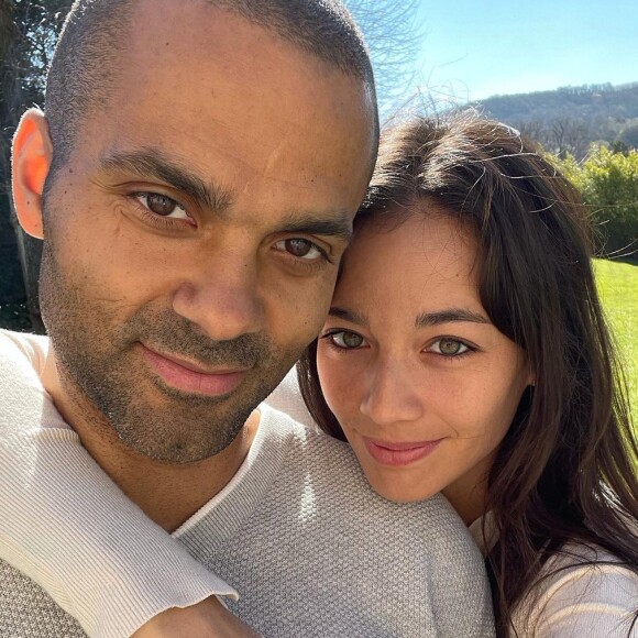 Tony Parker officialise son histoire d'amour avec la joueuse de tennis Alizé Lim sur Instagram.