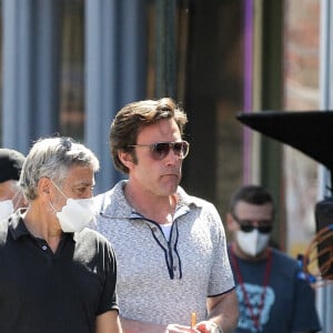 Exclusif - Ben Affleck et George Clooney sont sur le tournage du film "The tender bar" à Ipswich le 14 avril 2021.