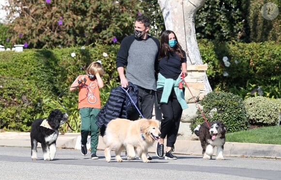 Ben Affleck, Ana De Armas, Samuel Affleck - Ben Affleck promène ses chiens avec sa compagne et ses enfants à Los Angeles le 29 novembre 2020.