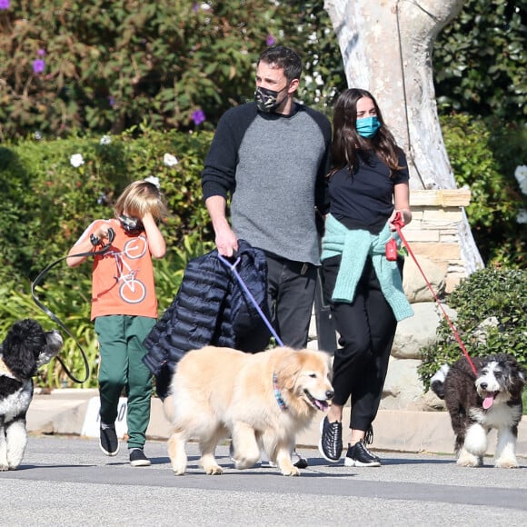 Ben Affleck, Ana De Armas, Samuel Affleck - Ben Affleck promène ses chiens avec sa compagne et ses enfants à Los Angeles le 29 novembre 2020.