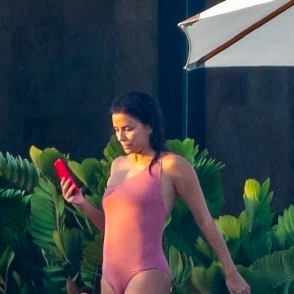 L'actrice, Eva Longoria est magnifique dans un maillot de bain une pièce rose tout en profitant de ses vacances à Cabo San Lucas, au Mexique le 27 aout 2020. 