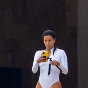 Eva Longoria en combinaison de maillot de bain blanche très sexy à Cabo San Lucas au Mexique, le 26 août 2020 