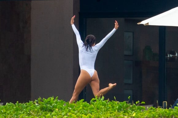 Eva Longoria en combinaison de maillot de bain blanche très sexy à Cabo San Lucas au Mexique, le 26 août 2020 