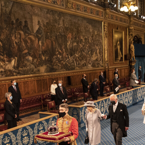 La reine Elisabeth II d'Angleterre, le prince Charles, prince de Galles, Camilla Parker Bowles, duchesse de Cornouailles, et la couronne impériale de l'État - La reine d'Angleterre va prononcer son discours d'ouverture de la session parlementaire à la Chambre des lords au palais de Westminster à Londres, Royaume Uni, le 11 mai 2021.