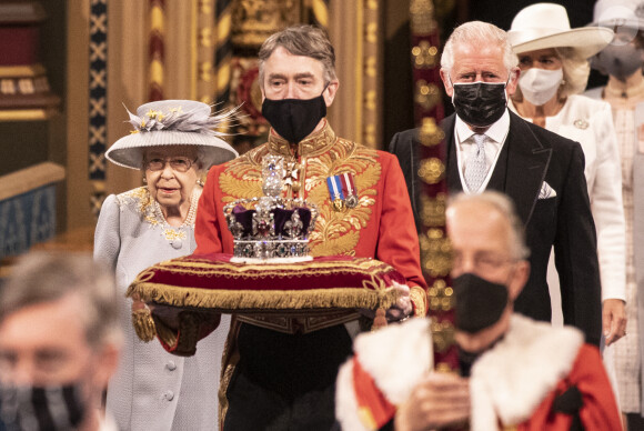 La reine Elisabeth II d'Angleterre, le prince Charles, prince de Galles, Camilla Parker Bowles, duchesse de Cornouailles, et la couronne impériale de l'État - La reine d'Angleterre va prononcer son discours d'ouverture de la session parlementaire à la Chambre des lords au palais de Westminster à Londres, Royaume Uni, le 11 mai 2021.
