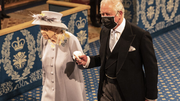 Elizabeth II main dans la main avec Charles : la reine de retour après le décès de son mari Philip