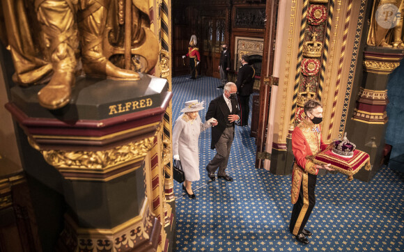 La reine Elisabeth II d'Angleterre, le prince Charles, prince de Galles et la couronne impériale de l'État - La reine d'Angleterre va prononcer son discours d'ouverture de la session parlementaire à la Chambre des lords au palais de Westminster à Londres, Royaume Uni, le 11 mai 2021.